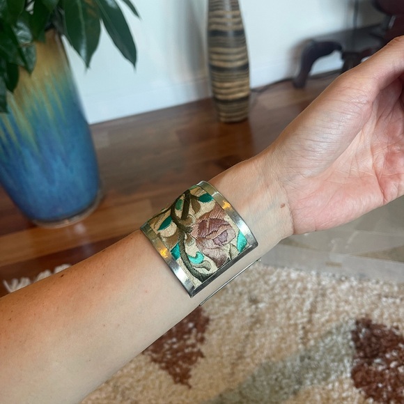 Unique embroidered bracelet - Picture 2 of 2